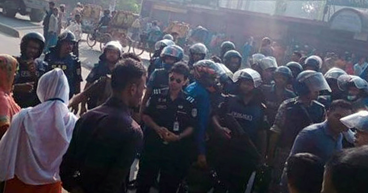 In Gazipur, police-labourers chased each other